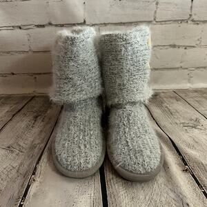 D22 Bear Paw Women’s Gray Knit Boots, Size 8, Pre-owned